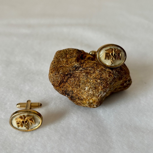 Anson Vintage RN Cufflinks – 1960s Gold Tone Lucite, Mid-Century Medical Caduceu - Picture 3 of 11